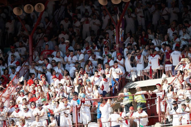Público asistente a la Plaza de Toros de Pamplona durante la cuarta corrida de la Feria del Toro 2018.