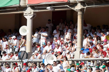 Público asistente a la Plaza de Toros de Pamplona durante la cuarta corrida de la Feria del Toro 2018.