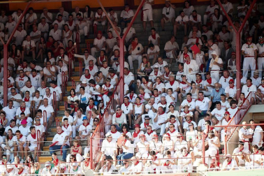 Público asistente a la Plaza de Toros de Pamplona durante la cuarta corrida de la Feria del Toro 2018.
