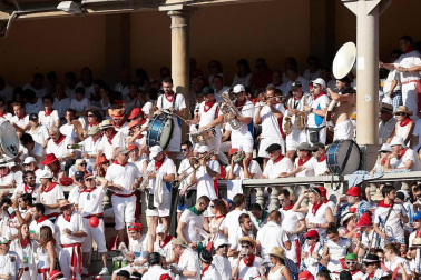 Público asistente a la Plaza de Toros de Pamplona durante la cuarta corrida de la Feria del Toro 2018.