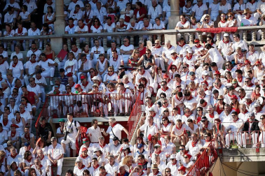 Público asistente a la Plaza de Toros de Pamplona durante la cuarta corrida de la Feria del Toro 2018.