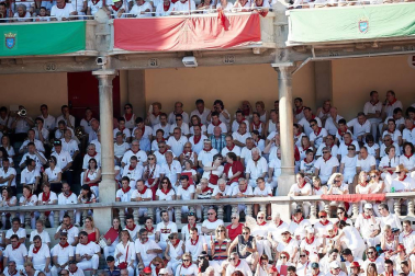 Público asistente a la Plaza de Toros de Pamplona durante la cuarta corrida de la Feria del Toro 2018.