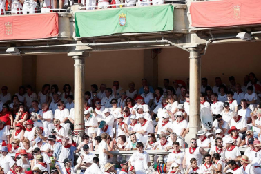Público asistente a la Plaza de Toros de Pamplona durante la cuarta corrida de la Feria del Toro 2018.