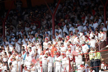 Público asistente a la Plaza de Toros de Pamplona durante la cuarta corrida de la Feria del Toro 2018.