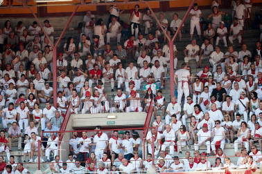 Público asistente a la Plaza de Toros de Pamplona durante la cuarta corrida de la Feria del Toro 2018.