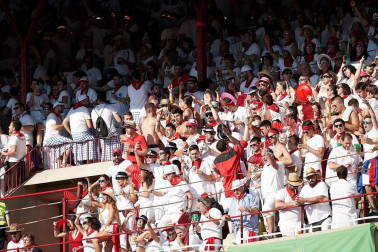 Público asistente a la Plaza de Toros de Pamplona durante la cuarta corrida de la Feria del Toro 2018.