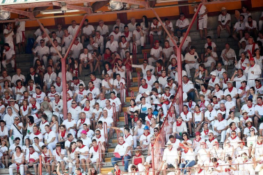 Público asistente a la Plaza de Toros de Pamplona durante la cuarta corrida de la Feria del Toro 2018.