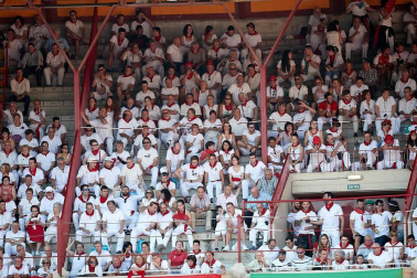 Público asistente a la Plaza de Toros de Pamplona durante la cuarta corrida de la Feria del Toro 2018.