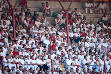 Público asistente a la Plaza de Toros de Pamplona durante la cuarta corrida de la Feria del Toro 2018.