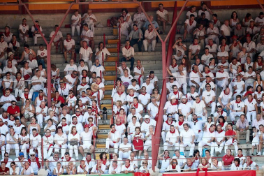 Público asistente a la Plaza de Toros de Pamplona durante la cuarta corrida de la Feria del Toro 2018.