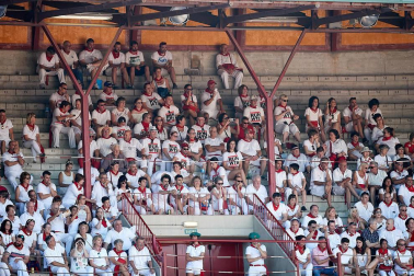 Público asistente a la Plaza de Toros de Pamplona durante la cuarta corrida de la Feria del Toro 2018.
