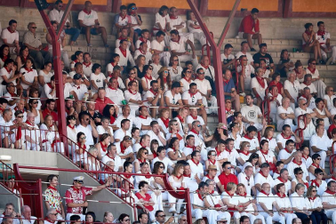 Público asistente a la Plaza de Toros de Pamplona durante la cuarta corrida de la Feria del Toro 2018.