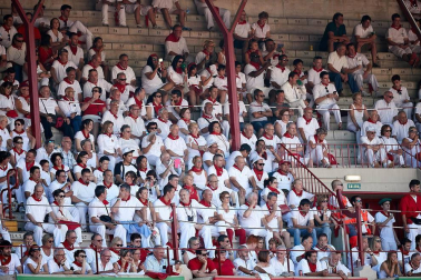 Público asistente a la Plaza de Toros de Pamplona durante la cuarta corrida de la Feria del Toro 2018.
