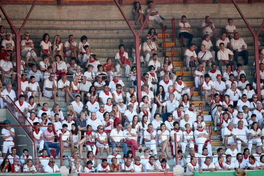 Público asistente a la Plaza de Toros de Pamplona durante la cuarta corrida de la Feria del Toro 2018.