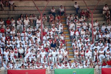 Público asistente a la Plaza de Toros de Pamplona durante la cuarta corrida de la Feria del Toro 2018.