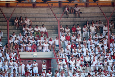 Público asistente a la Plaza de Toros de Pamplona durante la cuarta corrida de la Feria del Toro 2018.