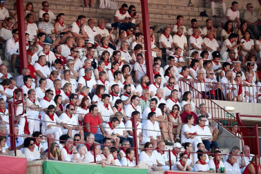 Público asistente a la Plaza de Toros de Pamplona durante la cuarta corrida de la Feria del Toro 2018.