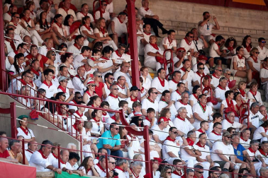 Público asistente a la Plaza de Toros de Pamplona durante la cuarta corrida de la Feria del Toro 2018.