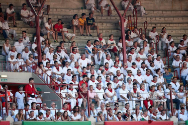 Público asistente a la Plaza de Toros de Pamplona durante la cuarta corrida de la Feria del Toro 2018.