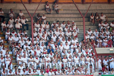 Público asistente a la Plaza de Toros de Pamplona durante la cuarta corrida de la Feria del Toro 2018.