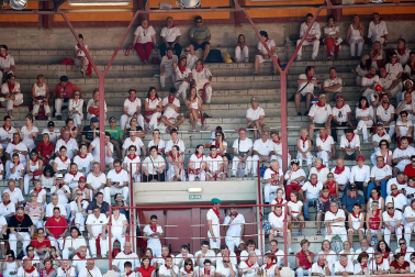 Público asistente a la Plaza de Toros de Pamplona durante la cuarta corrida de la Feria del Toro 2018.