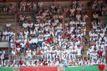 Público asistente a la Plaza de Toros de Pamplona durante la cuarta corrida de la Feria del Toro 2018.
