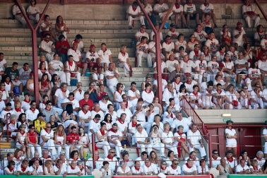 Público asistente a la Plaza de Toros de Pamplona durante la cuarta corrida de la Feria del Toro 2018.
