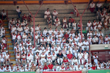 Público asistente a la Plaza de Toros de Pamplona durante la cuarta corrida de la Feria del Toro 2018.