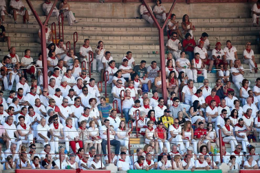 Público asistente a la Plaza de Toros de Pamplona durante la cuarta corrida de la Feria del Toro 2018.
