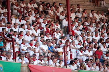 Público asistente a la Plaza de Toros de Pamplona durante la cuarta corrida de la Feria del Toro 2018.