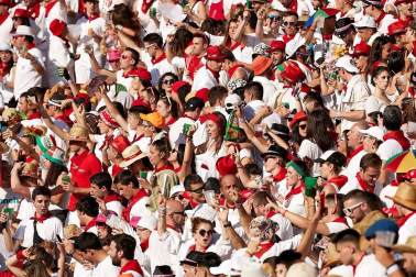 Público asistente a la Plaza de Toros de Pamplona durante la cuarta corrida de la Feria del Toro 2018.
