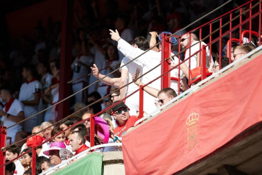 Público asistente a la Plaza de Toros de Pamplona durante la cuarta corrida de la Feria del Toro 2018.