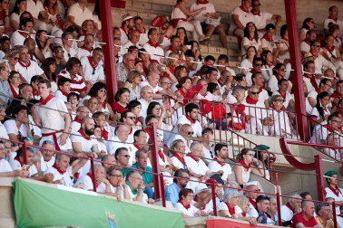 Público asistente a la Plaza de Toros de Pamplona durante la cuarta corrida de la Feria del Toro 2018.