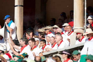 Público asistente a la Plaza de Toros de Pamplona durante la cuarta corrida de la Feria del Toro 2018.