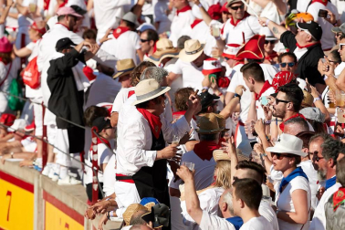Público asistente a la Plaza de Toros de Pamplona durante la cuarta corrida de la Feria del Toro 2018.