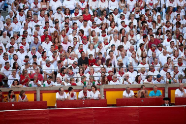 Público asistente a la Plaza de Toros de Pamplona durante la cuarta corrida de la Feria del Toro 2018.