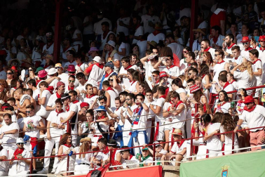 Público asistente a la Plaza de Toros de Pamplona durante la cuarta corrida de la Feria del Toro 2018.