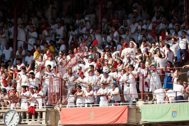 Público asistente a la Plaza de Toros de Pamplona durante la cuarta corrida de la Feria del Toro 2018.