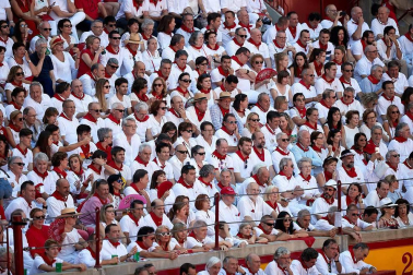 Público asistente a la Plaza de Toros de Pamplona durante la cuarta corrida de la Feria del Toro 2018.