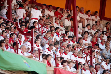 Público asistente a la Plaza de Toros de Pamplona durante la cuarta corrida de la Feria del Toro 2018.