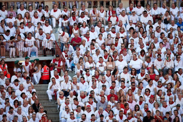 Público asistente a la Plaza de Toros de Pamplona durante la cuarta corrida de la Feria del Toro 2018.