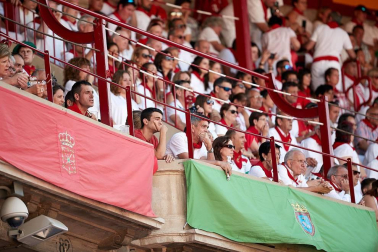 Público asistente a la Plaza de Toros de Pamplona durante la cuarta corrida de la Feria del Toro 2018.