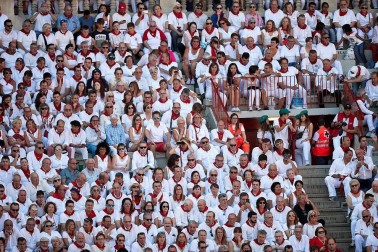 Público asistente a la Plaza de Toros de Pamplona durante la cuarta corrida de la Feria del Toro 2018.