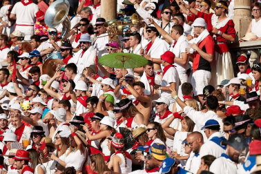 Público asistente a la Plaza de Toros de Pamplona durante la cuarta corrida de la Feria del Toro 2018.