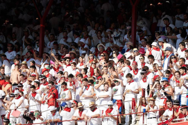 Público asistente a la Plaza de Toros de Pamplona durante la cuarta corrida de la Feria del Toro 2018.