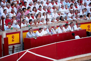 Público asistente a la Plaza de Toros de Pamplona durante la cuarta corrida de la Feria del Toro 2018.