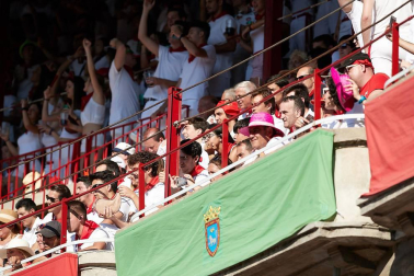 Público asistente a la Plaza de Toros de Pamplona durante la cuarta corrida de la Feria del Toro 2018.