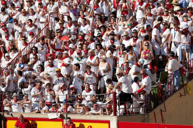 Público asistente a la Plaza de Toros de Pamplona durante la cuarta corrida de la Feria del Toro 2018.