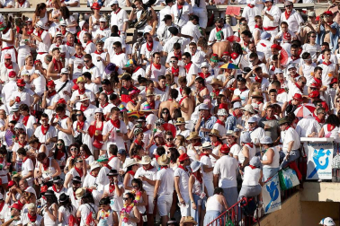 Público asistente a la Plaza de Toros de Pamplona durante la cuarta corrida de la Feria del Toro 2018.