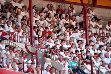 Público asistente a la Plaza de Toros de Pamplona durante la cuarta corrida de la Feria del Toro 2018.
